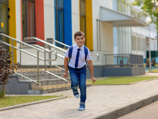 Мальчик бежит из школы фото