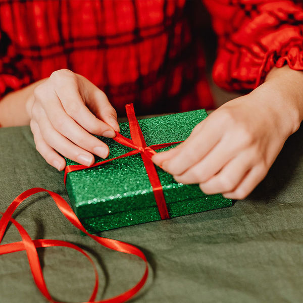 Узнаем как завернуть подарок в бумагу красиво?